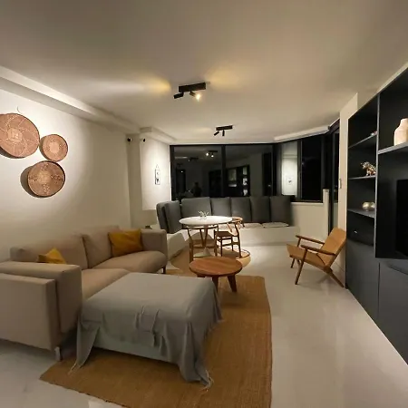 Volledig Vernieuwd Met Terras Van 80m2 アパート *